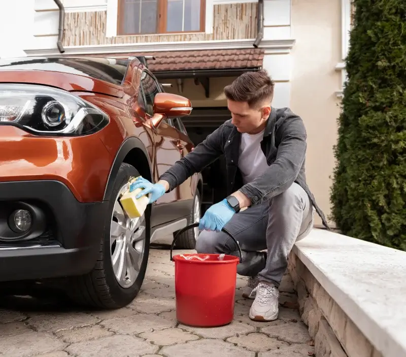 Lavage auto à domicile Buisson : professionnel intervenant sur un véhicule
